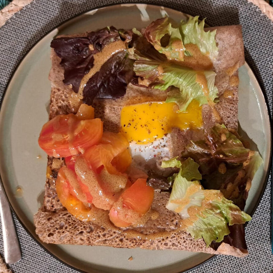 galette oeuf tomate salade